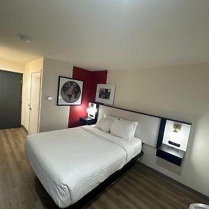 King Room Bathtub Grab Bars Mobility Accessible or Non-Smoking